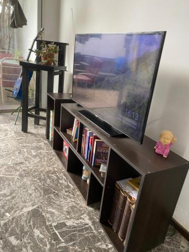 Η βιβλιοθήκη του δωματίου σε οικογενειακή κατοικία