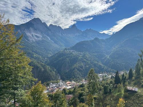 Blick auf eine Stadt in einem Tal mit Bergen in der Unterkunft Casa Experience - Venas Di Cadore in Venas