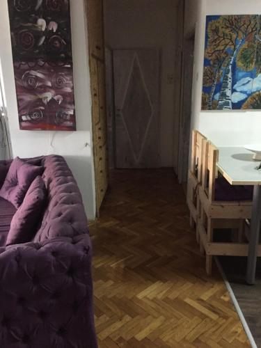 un soggiorno con un divano e un tavolo di Аpartment Centаr a Skopje