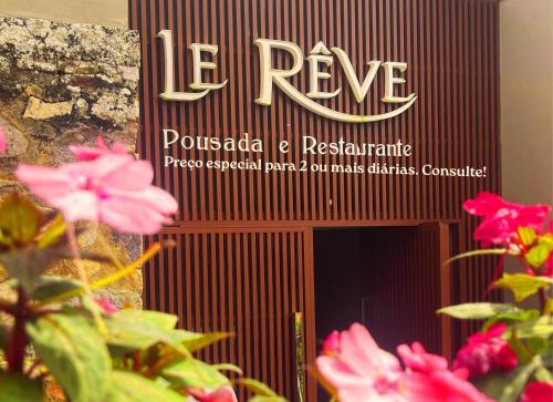 a sign for the l reynosa pustralia a restaurant at Le Rêve Pousada e Restaurante in Guaramiranga