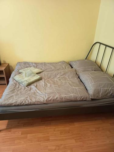 un lit avec deux oreillers dessus dans l'établissement Byt Ostrava Poruba, à Pustkovec