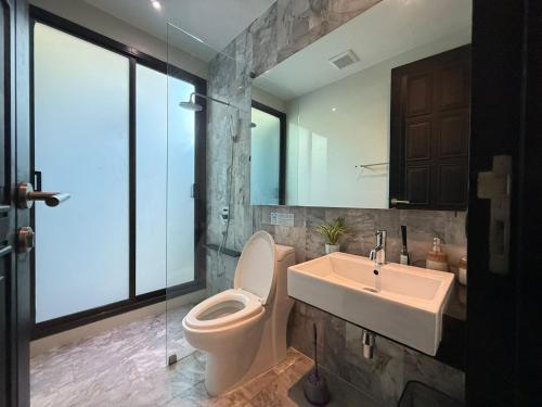 un baño con inodoro y lavabo en 2 Bedroom Pool Villa Chalong, en Ban Na Bon