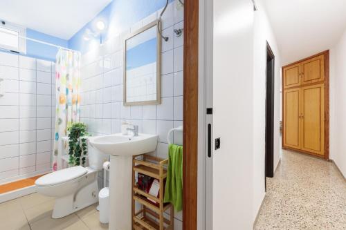 un baño con lavabo e inodoro en CHL Armonía, see side views in Puerto Naos, en Puerto Naos