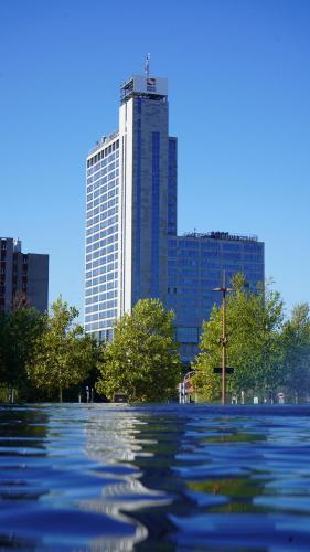 Výhled na řeku, která protéká v blízkosti hotelu