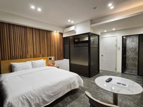 Ένα ή περισσότερα κρεβάτια σε δωμάτιο στο Haeundae HaeRium Hotel