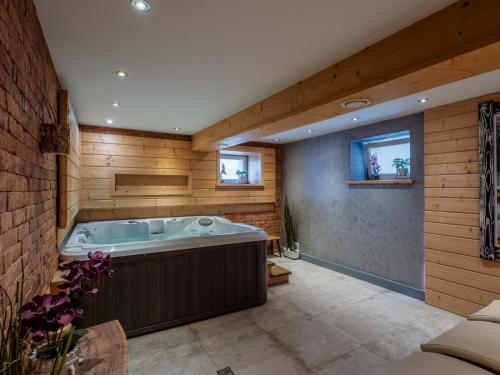 Habitación con baño grande con bañera grande. en Villa Jarosta Premium, en Zakopane