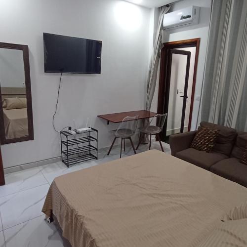 Televisi dan/atau pusat hiburan di Studio YaciAdjo