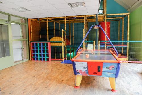 a play room with a trampoline at Chalet 4 persoons in Hoogersmilde