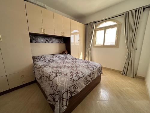 马萨阿拉姆Mazari的一间卧室，里面有一张床和一扇窗户。