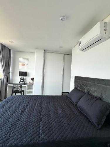 a bedroom with a large bed and a desk at Elegante, sofisticado, acogedor, moderno, turismo in Ciudad del Este