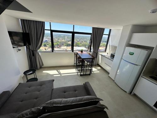 a living room with a couch and a table at Elegante, sofisticado, acogedor, moderno, turismo in Ciudad del Este