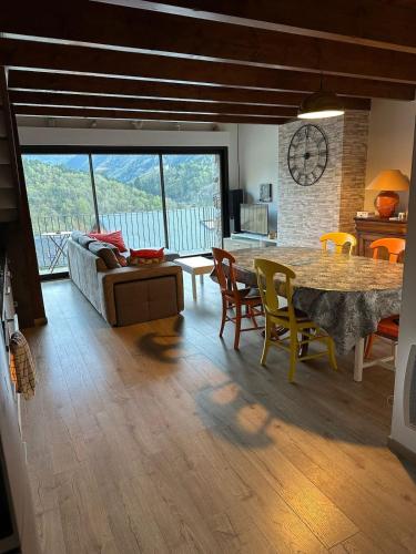 Imagine din galeria proprietății Duplex with spectacular mountain views for 8 în Porté-Puymorens
