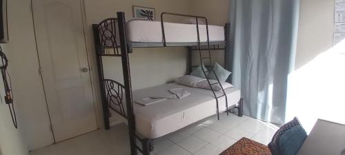 a couple of bunk beds in a room at La Casa Las Palmitas in Penonomé