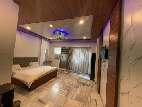 Ένα ή περισσότερα κρεβάτια σε δωμάτιο στο Hotel Maheshwari Villa