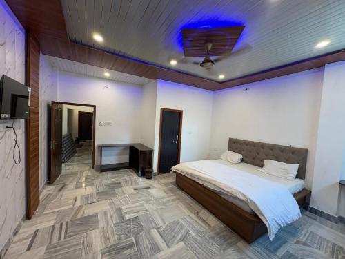 Ένα ή περισσότερα κρεβάτια σε δωμάτιο στο Hotel Maheshwari Villa