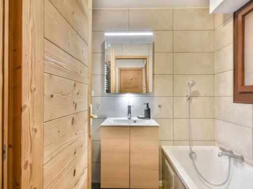 Charmant T2 + cabine, proche pistes et centre, balcon, cheminée, WIFI, parking, 4-5 pers.