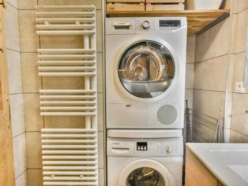 Charmant T2 + cabine, proche pistes et centre, balcon, cheminée, WIFI, parking, 4-5 pers.