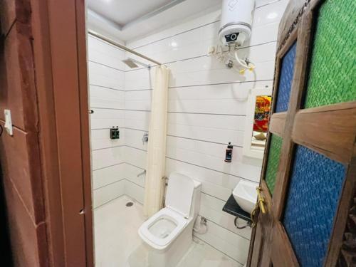 Un baño pequeño con inodoro y lavabo. en The Raj Heritage, en Jodhpur