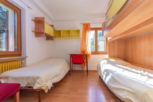 - 2 lits dans une chambre avec une table et une chaise dans l'établissement Casa Sangi, à Caviola