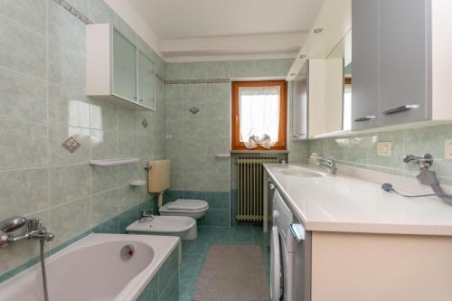 La salle de bains est pourvue de 2 lavabos, de toilettes et d'une baignoire. dans l'établissement Casa Sangi, à Caviola