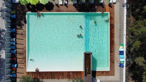 une grande piscine avec des gens dans l'eau dans l'établissement Lake Resort & SPA Experience, à Castel Volturno