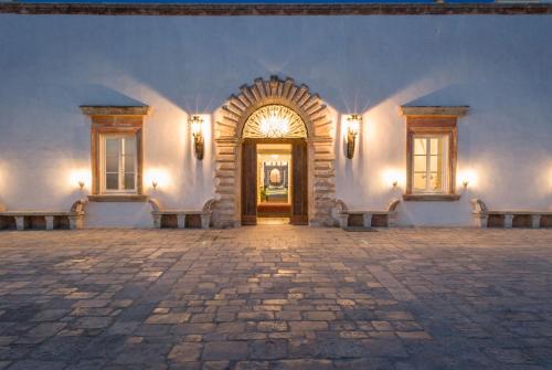 an entrance to a building with a door and two benches at Tenuta Mosè Charming House&Relais Gallipoli in Gallipoli