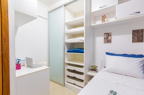 a bedroom with a bed and a closet at Apartamento de 3 quartos - B31 - Santo André - SP in Santo André