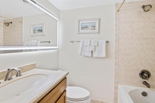 Un baño blanco con lavabo e inodoro. en Win-San A213, en Chicken Island