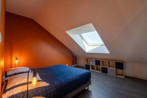 Un dormitorio con una cama y una claraboya. en Le Loft - Place Flore - Besançon, en Besançon