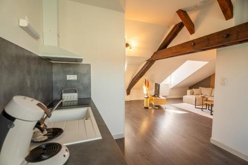 un loft con cocina y sala de estar. en Le Loft - Place Flore - Besançon, en Besançon