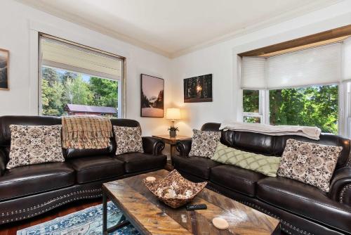 Ruang duduk di Snowcreek Suite - Hemlock