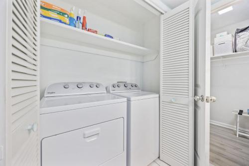 Un lavadero blanco con lavadora y secadora. en Pet Friendly, 3Br 2Ba Bungalow next to Beach, en Myrtle Beach