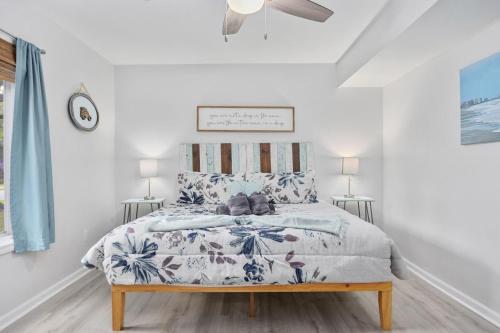 Un dormitorio con una cama con una colcha azul y blanca. en Pet Friendly, 3Br 2Ba Bungalow next to Beach, en Myrtle Beach