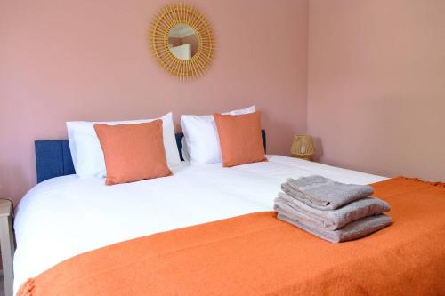 スウィンドンにあるHaydon Stays Swindon 5bed Sleeps 9のベッドルーム(白いベッド、オレンジの毛布付)