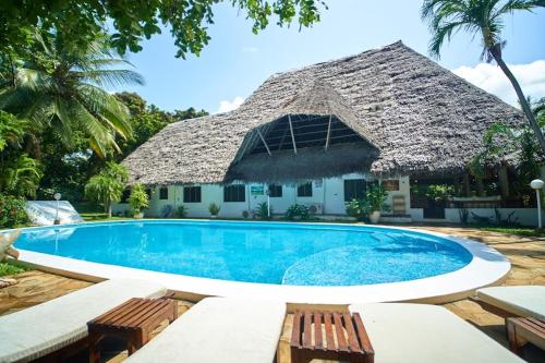 Бассейн в Ornella House Resort: Spacious 5-Bed Villa in Tropical Malindi или поблизости