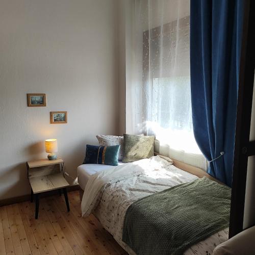 Postel nebo postele na pokoji v ubytování Beyond the 7tower