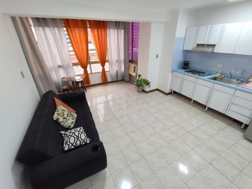 un soggiorno con divano e cucina di Alta vista Suite a Ciudad Guayana