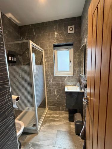 Ένα μπάνιο στο Globe Apartments M16