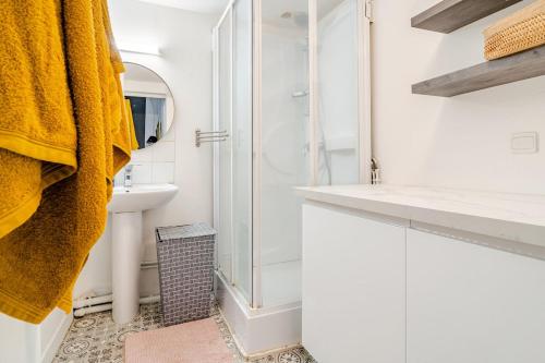 un bagno con lavandino e doccia di Magnifique appartement 90 m2 à 10 minutes de Bagnoles a La Ferté-Macé