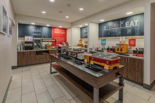 ein Fast-Food-Restaurant mit einem Tisch mit Essen in der Unterkunft Hampton Inn & Suites-Florence Downtown in Florence