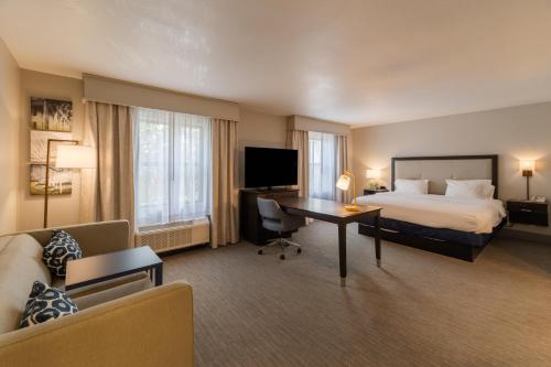a hotel room with a bed and a desk at Hampton Inn & Suites-Florence Downtown in Florence