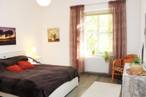a bedroom with a bed and a window at Ferienwohnung Schwienaublick in Ebstorf