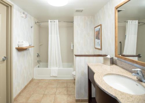 une salle de bains avec lavabo, baignoire et toilettes dans l'établissement Hampton Inn Presque Isle, à Presque Isle