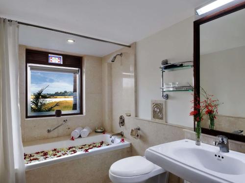 Koupelna v ubytování Mercure Goa Devaaya Resort