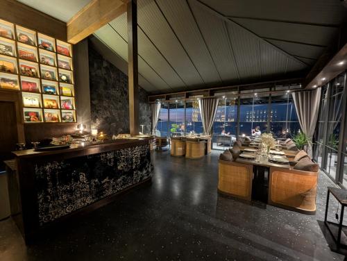 un restaurant avec des canapés et des tables dans une pièce dans l'établissement Transit Samui Resort, à Koh Samui 