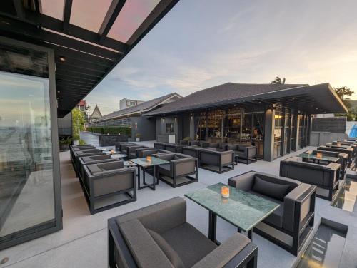 un patio avec des tables et des chaises ainsi qu'un restaurant dans l'établissement Transit Samui Resort, à Koh Samui 