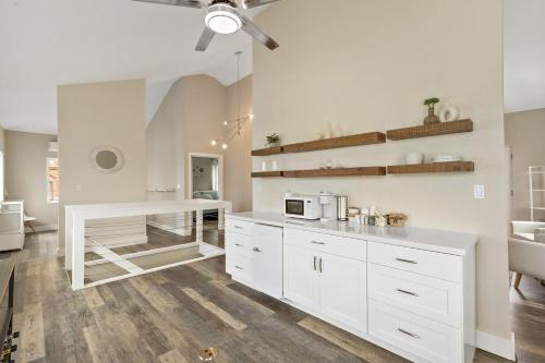 Φωτογραφία από το άλμπουμ του The Queen's Quarters - King Bed - AC - Walkable σε Κρίστιανστεντ
