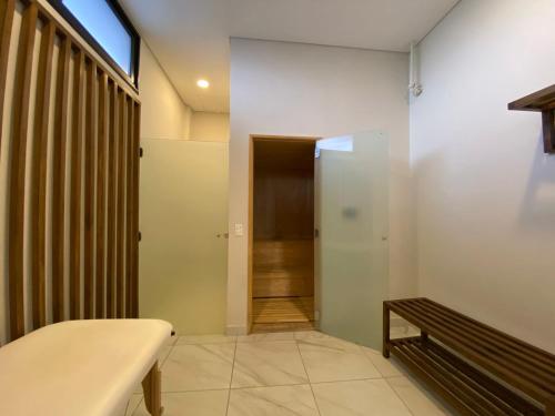 a hallway with a bench and a door with a window at Stylish 2 Bedroom Apt In Molas Lopez in Colonia Lomas Valentinas