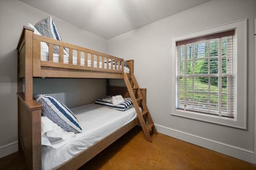 Un dormitorio pequeño con una litera y una ventana. en Sweet Retreat at Sweetgrass, en Blowing Rock