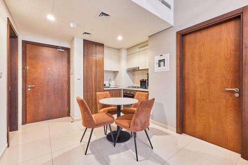 Kuhinja ili čajna kuhinja u objektu Cityscape Comforts 2BR